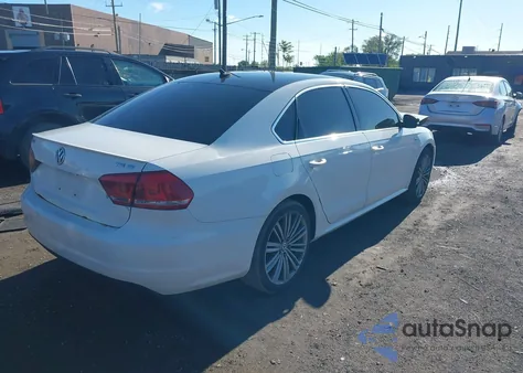 2015 Volkswagen Passat 1.8T Sport из США, поврежденный, VIN 1VWBS7A31FC075721